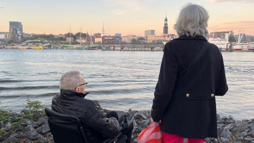 Herr S. und seine Nicht an der Elbe